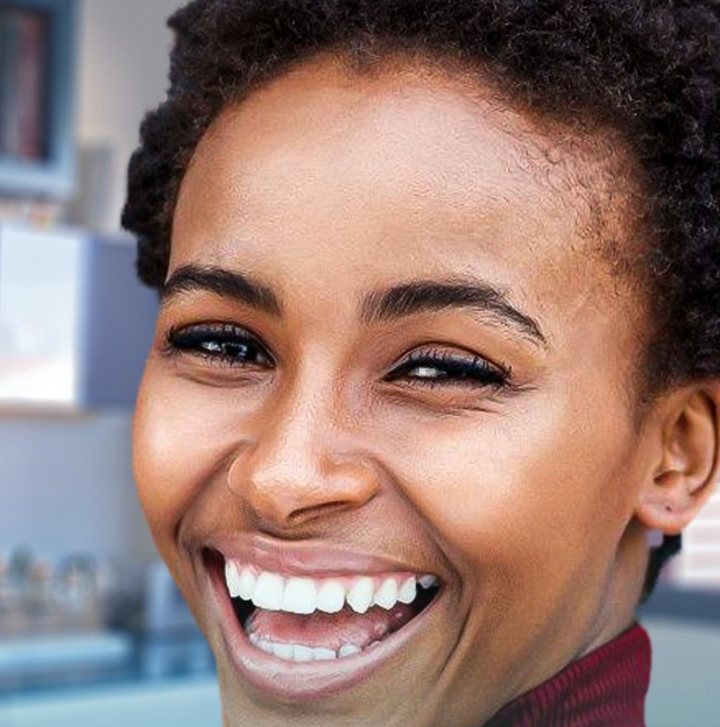 Paciente sorridente no consultório